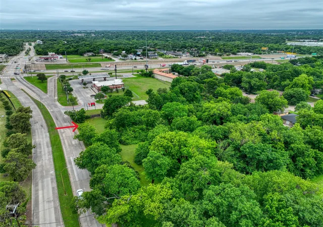 Photo 3 of Sale Pending at 225 E Laureland Rd, Dallas, TX 75241 | MLS# 21362433 | Listing updated on 2026-08-17
