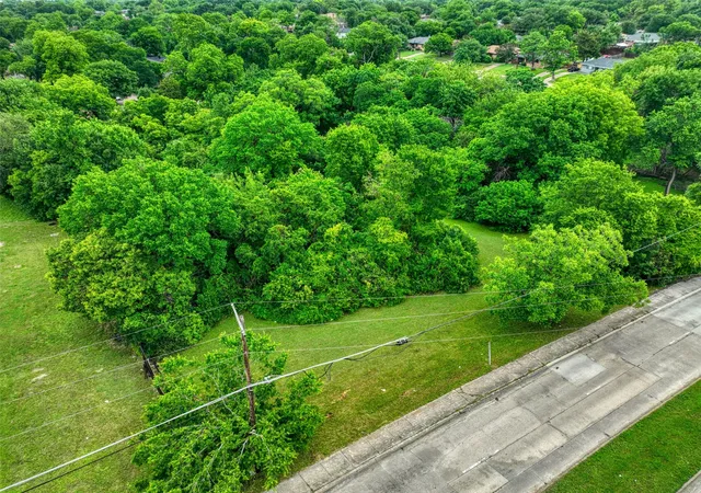Photo 4 of Sale Pending at 225 E Laureland Rd, Dallas, TX 75241 | MLS# 21362433 | Listing updated on 2026-08-17