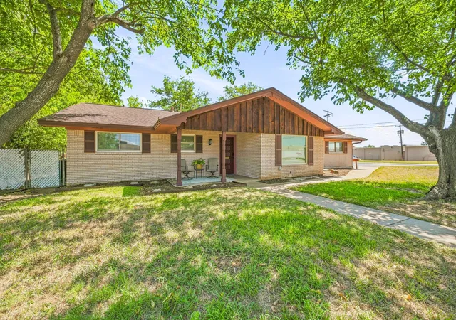 Photo 3 of Single family home for sale at 409 N Charlotte, Stephenville, TX 76401 | MLS# 21360531 | Listing updated on 2026-09-18