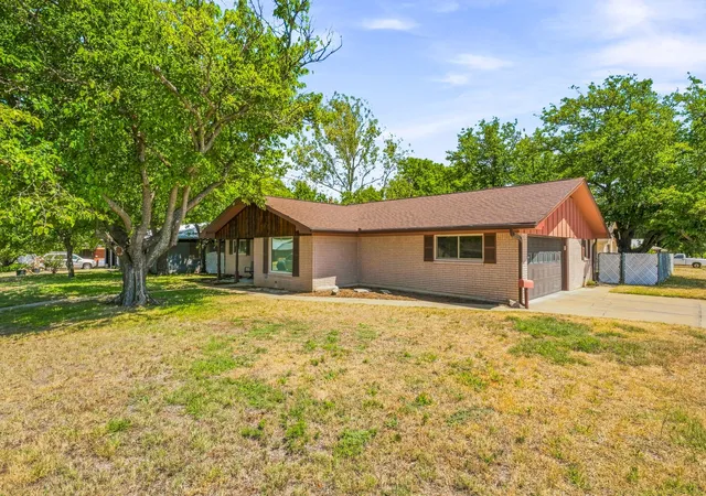 Photo 3 of Single family home for sale at 409 N Charlotte, Stephenville, TX 76401 | MLS# 21360531 | Listing updated on 2026-09-18