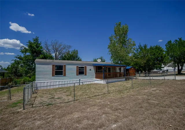 Photo 3 of Manufactured home for sale at 912 Pease River Dr, Granbury, TX 76048 | MLS# 21358233 | Listing updated on 2026-08-23