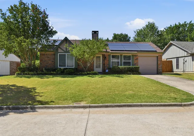 Photo 3 of Single family home for sale at 150 Brockway Dr, Rockwall, TX 75032 | MLS# 21355282 | Listing updated on 2026-09-29
