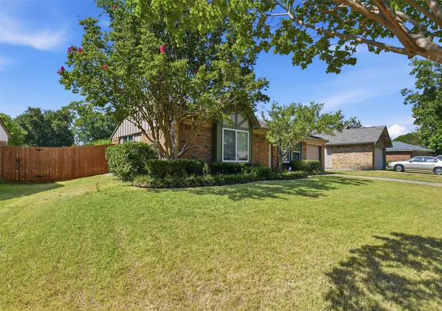 Photo 3 of Single family home for sale at 150 Brockway Dr, Rockwall, TX 75032 | MLS# 21355282 | Listing updated on 2026-09-29