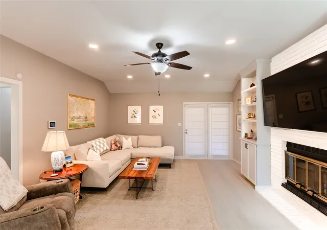 Photo 4 of Single family home for sale at 703 Willow Brook Dr, Allen, TX 75002 | MLS# 21361182 | Listing updated on 2026-10-08