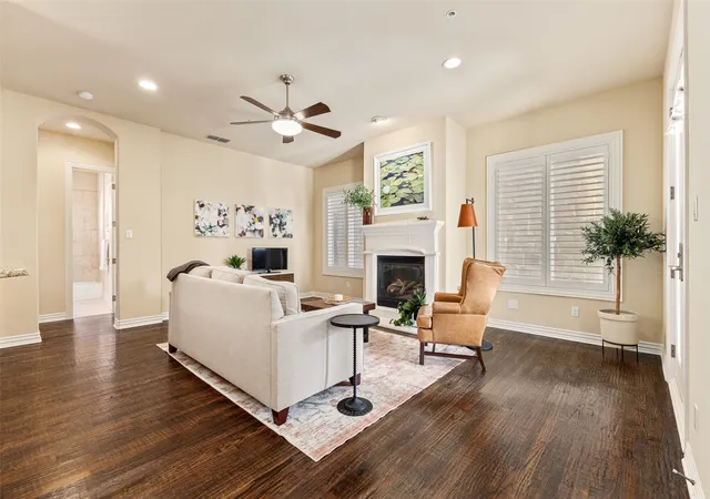 Listing Photo 4 - Condo for sale in building located at 2811 Hood St, Dallas, TX 75219 - Unit #E