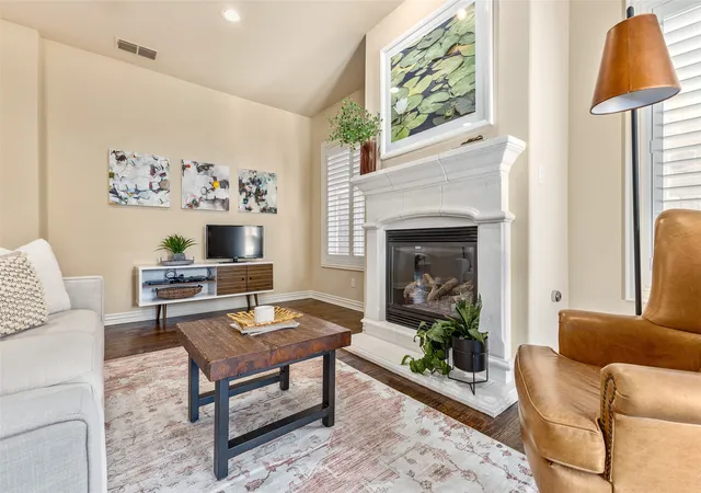 Listing Photo 5 - Condo for sale in building located at 2811 Hood St, Dallas, TX 75219 - Unit #E