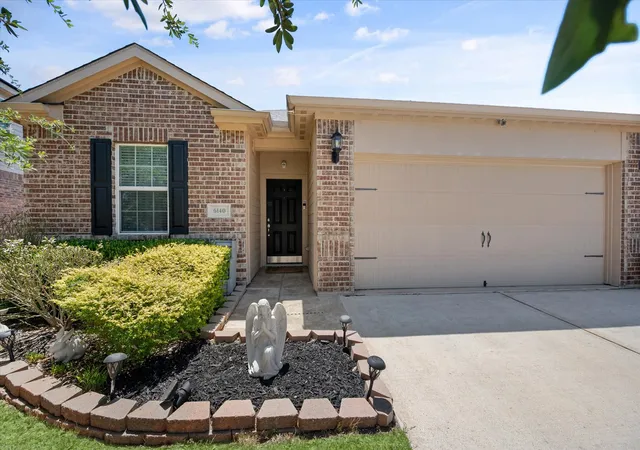 Photo 1 of Single family home for sale at 6140 Chalk Hollow Dr, Fort Worth, TX 76179 | MLS# 21359036 | Listing updated on 2026-10-03