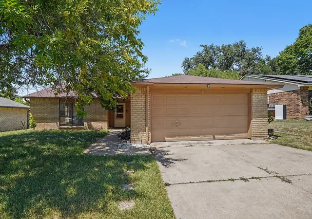 Photo 2 of Single family home for sale at 7107 Blackberry Dr, Arlington, TX 76016 | MLS# 21357022 | Listing updated on 2026-08-18