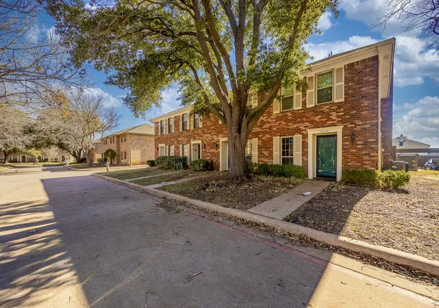 Photo 2 of Townhouse for sale at 7337 Kingswood Cir, Fort Worth, TX 76133 | MLS# 21362753 | Listing updated on 2026-08-18