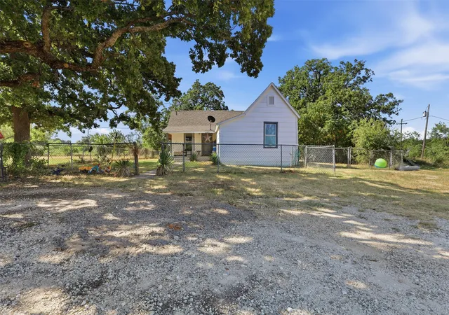 Photo 3 of Single family home for sale at 1141 County Road 426, Cleburne, TX 76031 | MLS# 21362786 | Listing updated on 2026-08-18