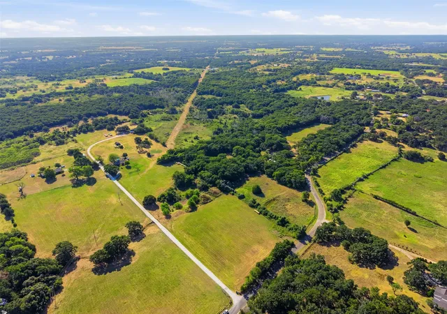 Photo 4 of Single family home for sale at 1141 County Road 426, Cleburne, TX 76031 | MLS# 21362786 | Listing updated on 2026-08-18