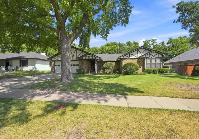 Photo 4 of Single family home for sale at 2310 Louise Ln, Ennis, TX 75119 | MLS# 21361536 | Listing updated on 2026-09-28