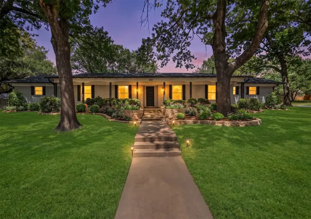 Photo 1 of Single family home for sale at 1507 Greenbrier Dr, Sherman, TX 75092 | MLS# 21357861 | Listing updated on 2026-08-31