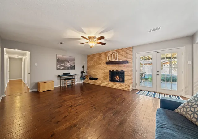 Photo 3 of Single family home for sale at 1507 Greenbrier Dr, Sherman, TX 75092 | MLS# 21357861 | Listing updated on 2026-08-31