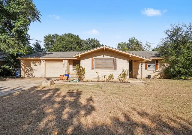 Photo 1 of Single family home for sale at 1553 Montclair Dr, Fort Worth, TX 76103 | MLS# 21356831 | Listing updated on 2026-08-18