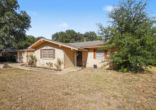 Photo 2 of Single family home for sale at 1553 Montclair Dr, Fort Worth, TX 76103 | MLS# 21356831 | Listing updated on 2026-08-18