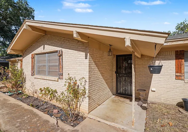Photo 2 of Single family home for sale at 1553 Montclair Dr, Fort Worth, TX 76103 | MLS# 21356831 | Listing updated on 2026-08-18