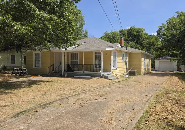 Photo 1 of Single family home for sale at 1033 Lockhart, Sherman, TX 75092 | MLS# 21362623 | Listing updated on 2026-08-18