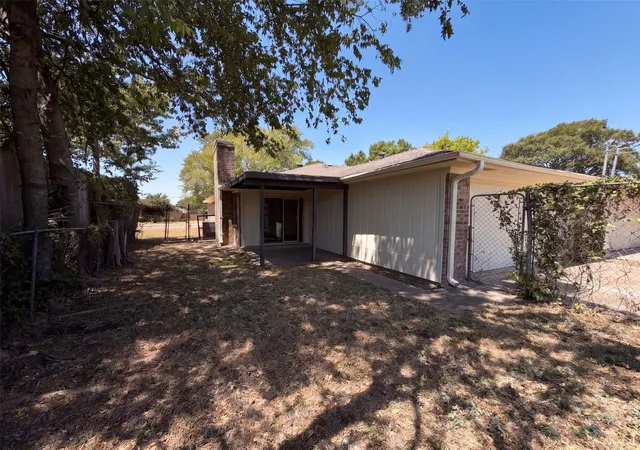 Photo 4 of Single family home for sale at 4824 Berridge Ln, Dallas, TX 75227 | MLS# 21362853 | Listing updated on 2026-10-01