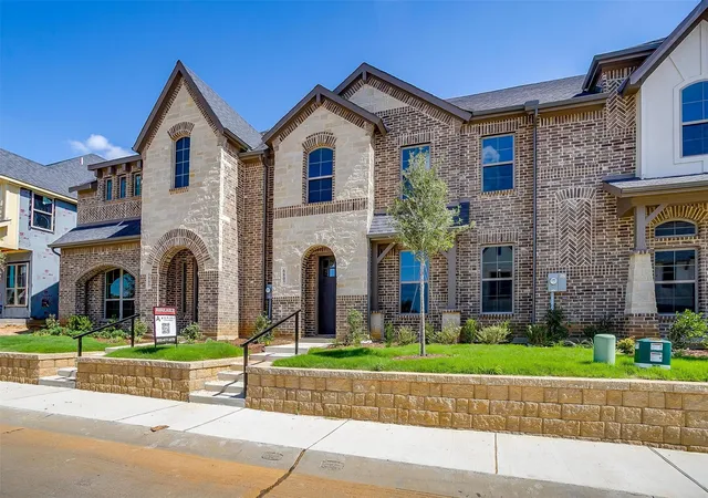 Photo 3 of Townhouse for sale at 6916 Houndstooth Pl, Arlington, TX 76001 | MLS# 21362881 | Listing updated on 2026-09-04