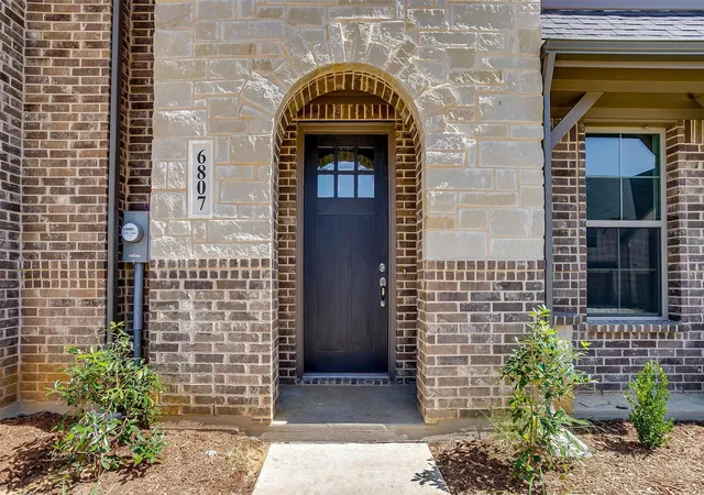 Photo 3 of Townhouse for sale at 6916 Houndstooth Pl, Arlington, TX 76001 | MLS# 21362881 | Listing updated on 2026-09-04