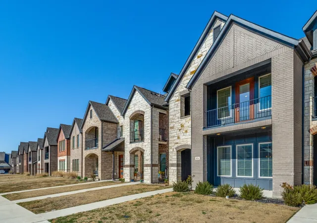 Photo 3 of Townhouse for sale at 804 Eaglescliffe Lndg, Wylie, TX 75098 | MLS# 21362873 | Listing updated on 2026-08-20