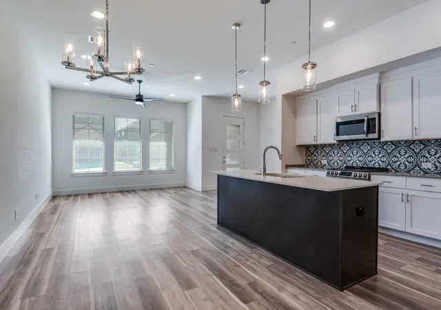 Photo 4 of Townhouse for sale at 804 Eaglescliffe Lndg, Wylie, TX 75098 | MLS# 21362873 | Listing updated on 2026-09-22