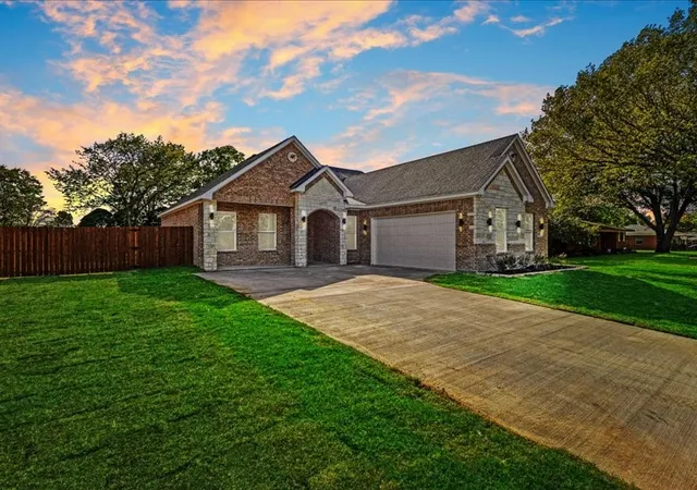 Photo 2 of Single family home for sale at 855 N Kaufman St, Seagoville, TX 75159 | MLS# 21362886 | Listing updated on 2026-09-24