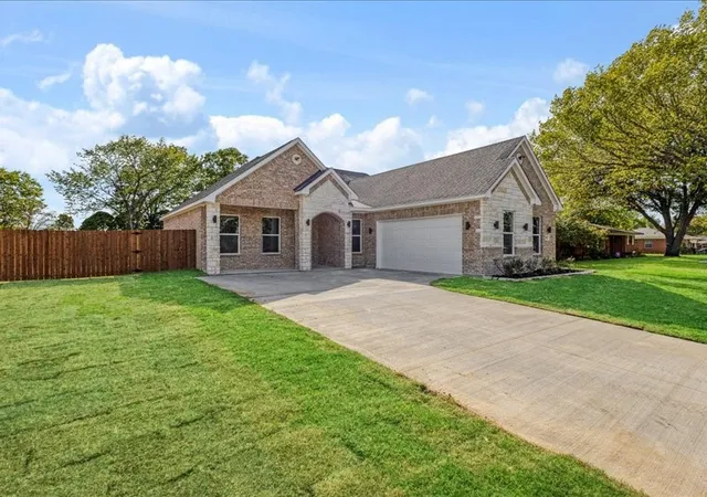 Photo 3 of Single family home for sale at 855 N Kaufman St, Seagoville, TX 75159 | MLS# 21362886 | Listing updated on 2026-09-24