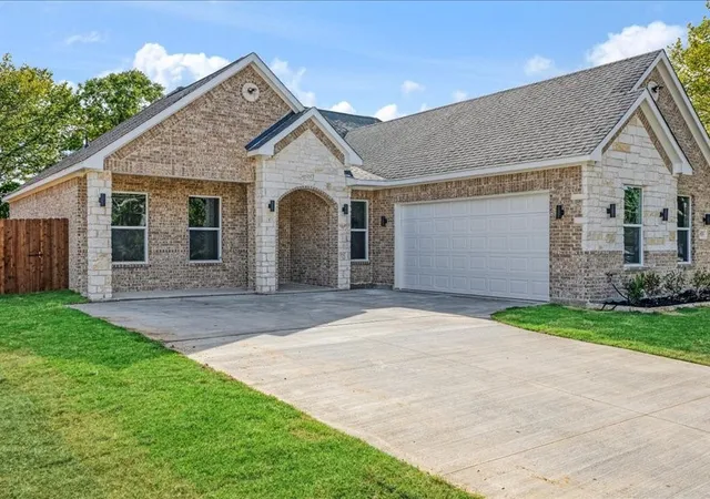 Photo 4 of Single family home for sale at 855 N Kaufman St, Seagoville, TX 75159 | MLS# 21362886 | Listing updated on 2026-09-24
