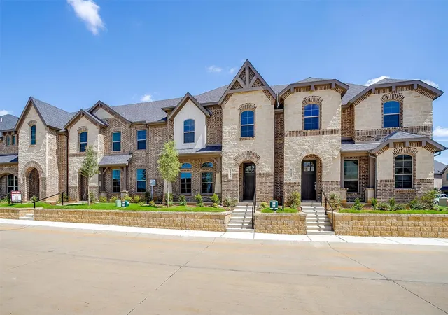 Photo 3 of Sale Pending at 6918 Houndstooth Pl, Arlington, TX 76001 | MLS# 21362917 | Listing updated on 2026-09-23