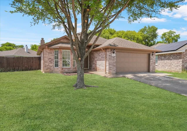 Photo 4 of Single family home for sale at 1002 James Donald Ln, Glenn Heights, TX 75154 | MLS# 21362942 | Listing updated on 2026-10-01