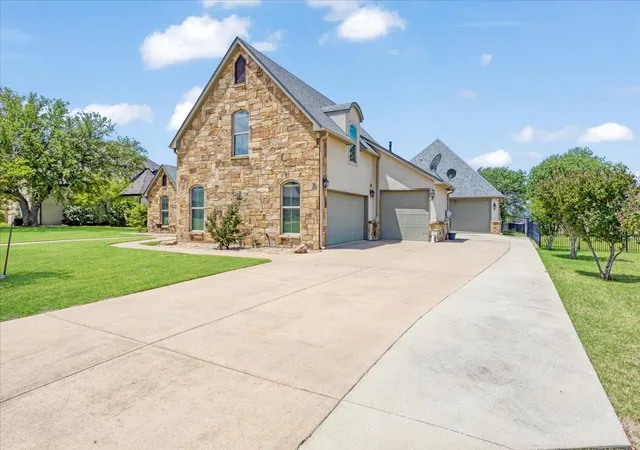 Photo 3 of Single family home for sale at 35 S Bob Jones Ct, Pottsboro, TX 75076 | MLS# 21362752 | Listing updated on 2026-09-02