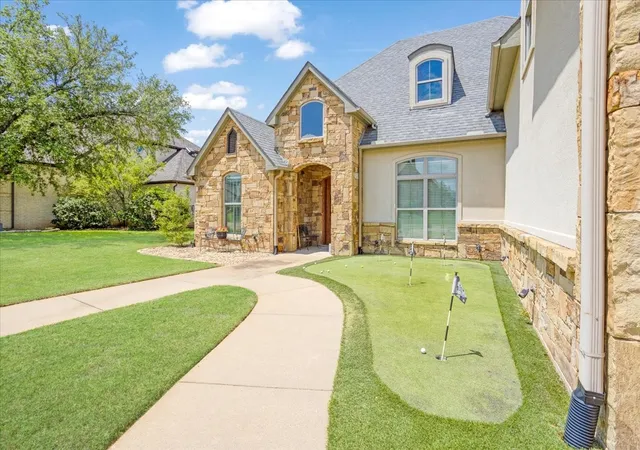 Photo 3 of Single family home for sale at 35 S Bob Jones Ct, Pottsboro, TX 75076 | MLS# 21362752 | Listing updated on 2026-09-02
