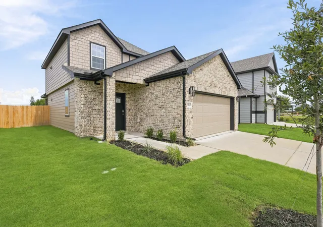 Photo 2 of Sale Pending at 8013 Charlestown Ln, Fort Worth, TX 76140 | MLS# 21363015 | Listing updated on 2026-08-25