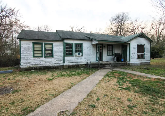 Photo 2 of Single family home for sale at 204 Roosevelt, Hooks, TX 75561 | MLS# 21361680 | Listing updated on 2026-08-31