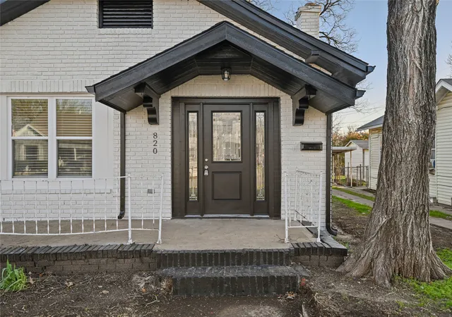 Photo 2 of Single family home for sale at 820 W College St, Sherman, TX 75092 | MLS# 21363033 | Listing updated on 2026-08-26