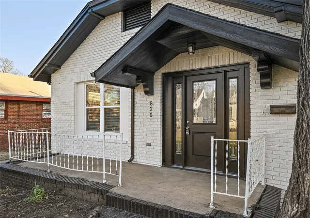 Photo 3 of Single family home for sale at 820 W College St, Sherman, TX 75092 | MLS# 21363033 | Listing updated on 2026-08-26