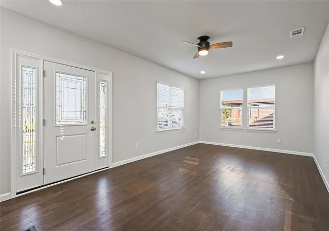 Photo 4 of Single family home for sale at 820 W College St, Sherman, TX 75092 | MLS# 21363033 | Listing updated on 2026-10-04