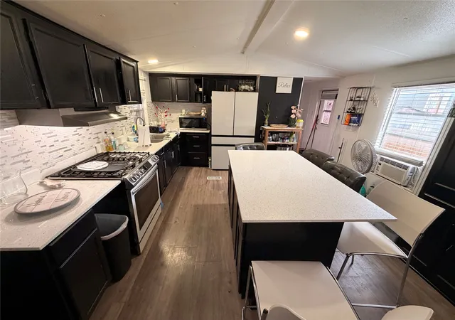 Photo 3 of Manufactured home for sale at 3729 Woodford Cvs #295, Grand Prairie, TX 75060 | MLS# 21354509 | Listing updated on 2026-08-21