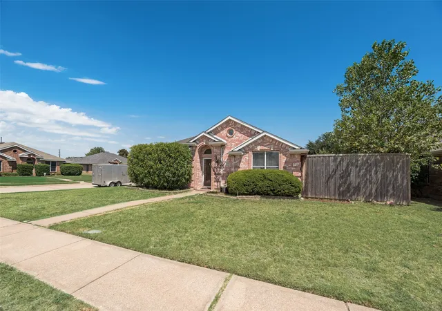 Photo 2 of Single family home for sale at 8806 Oakwood Ln, Frisco, TX 75035 | MLS# 21363070 | Listing updated on 2026-08-19