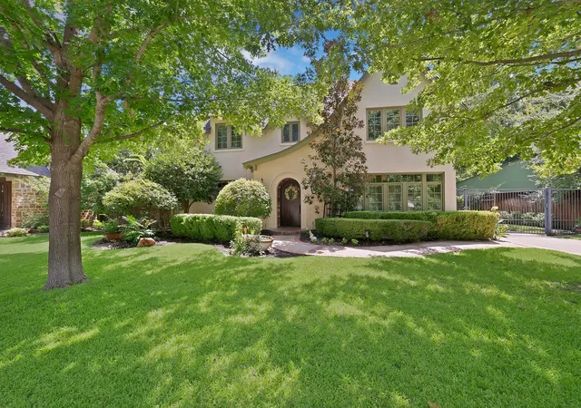 Photo 2 of Sale Pending at 860 N Bailey Ave, Fort Worth, TX 76107 | MLS# 21362536 | Listing updated on 2026-08-29