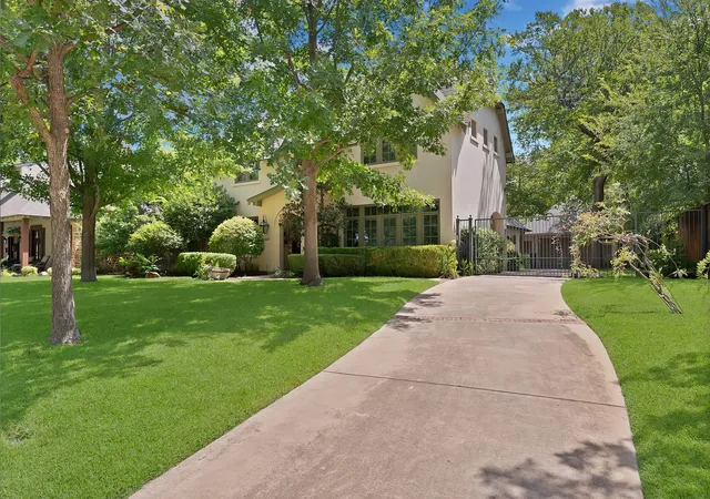 Photo 2 of Sale Pending at 860 N Bailey Ave, Fort Worth, TX 76107 | MLS# 21362536 | Listing updated on 2026-08-29