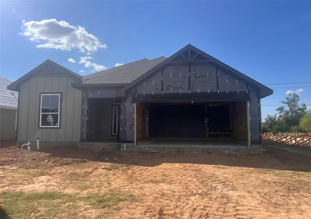 Photo 1 of Sale Pending at 400 N Fork Ranch Rd, Waco, TX 76705 | MLS# 21359946 | Listing updated on 2026-08-31