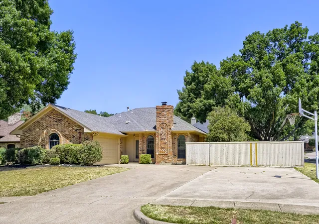 Photo 2 of Single family home for sale at 2212 Oak Bluff Dr, Flower Mound, TX 75028 | MLS# 21359493 | Listing updated on 2026-08-19