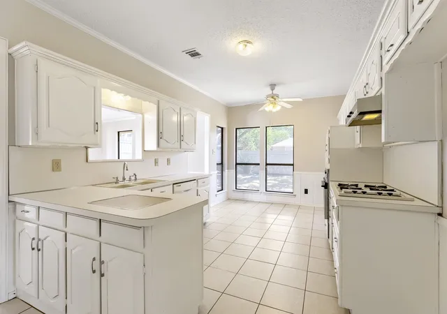 Photo 4 of Single family home for sale at 2212 Oak Bluff Dr, Flower Mound, TX 75028 | MLS# 21359493 | Listing updated on 2026-08-19