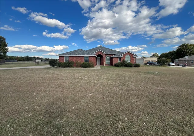 Photo 2 of Single family home for sale at 104 Cinnamon Ct, Weatherford, TX 76088 | MLS# 21362973 | Listing updated on 2026-09-01