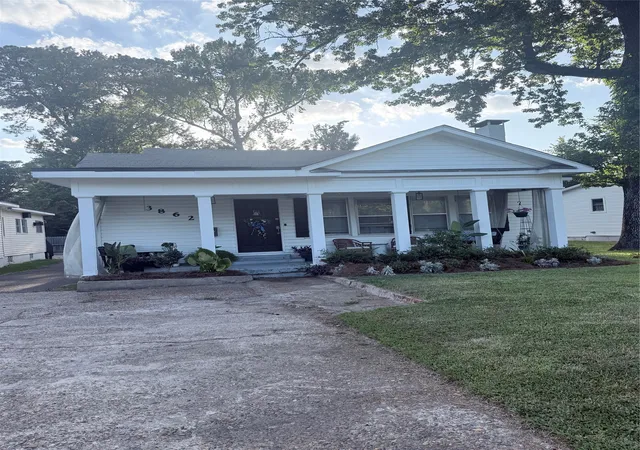 Photo 3 of Single family home for sale at 3862 Fairfield Ave, Shreveport, LA 71106 | MLS# 21361379 | Listing updated on 2026-08-29