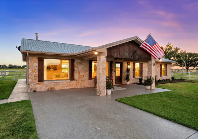 Photo 1 of Single family home for sale at 140 Angle Ln, Waco, TX 76705 | MLS# 21362495 | Listing updated on 2026-09-30
