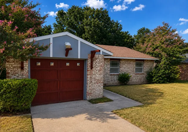 Photo 2 of Single family home for sale at 731 Holliday Ln, Duncanville, TX 75116 | MLS# 21358856 | Listing updated on 2026-08-31